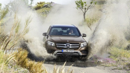 Quảng cáo xe GLC 'lội nước', Mercedes-Benz Việt Nam có phạm luật?